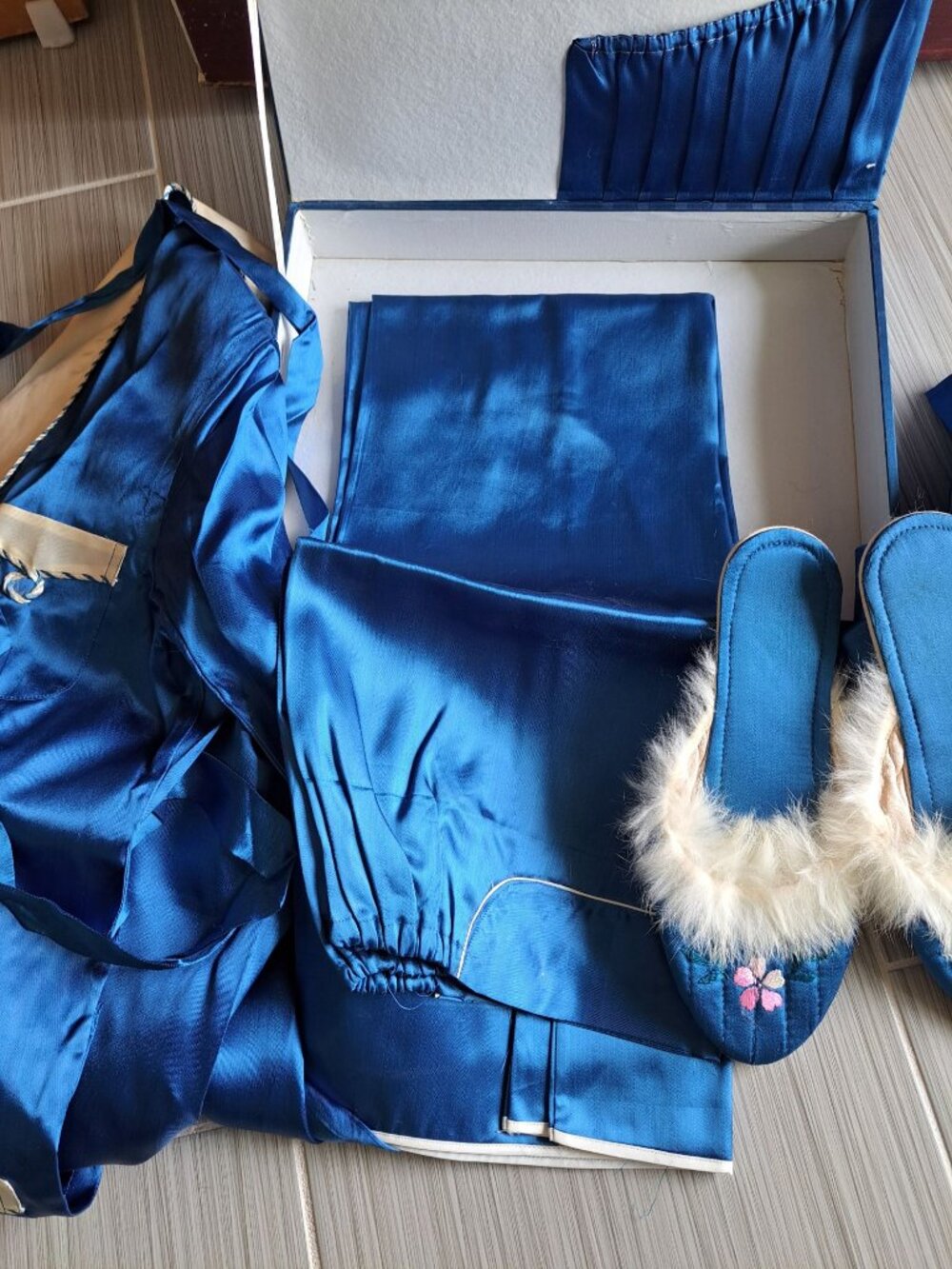 1940s Vintage Japanese Silk Pajama Set Embroidery Slippers Box Blue Collectible - Picture 4 of 11